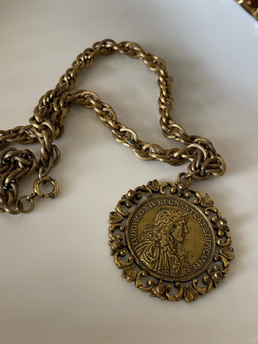 VTG Coro Gold-Tone Rope Chain Medallion Pendant Necklace - Picture 8 of 9